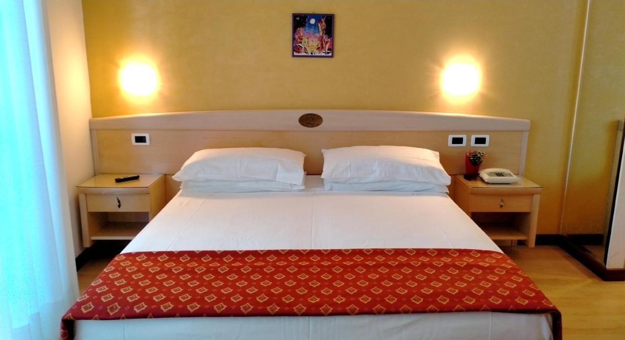 Hotel Helios Лидо ди Йезоло Екстериор снимка
