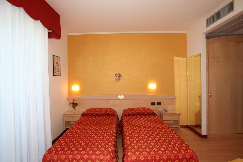 Hotel Helios Лидо ди Йезоло Екстериор снимка