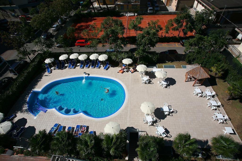 Hotel Helios Лидо ди Йезоло Екстериор снимка