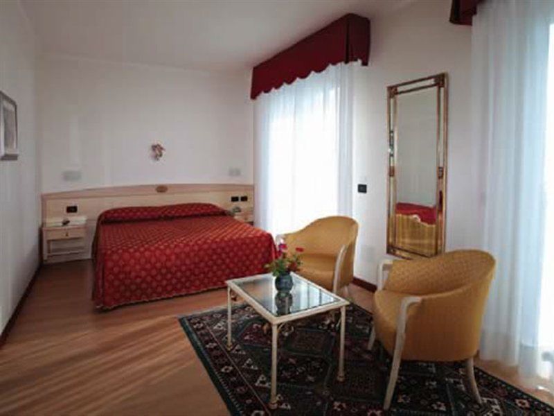 Hotel Helios Лидо ди Йезоло Екстериор снимка