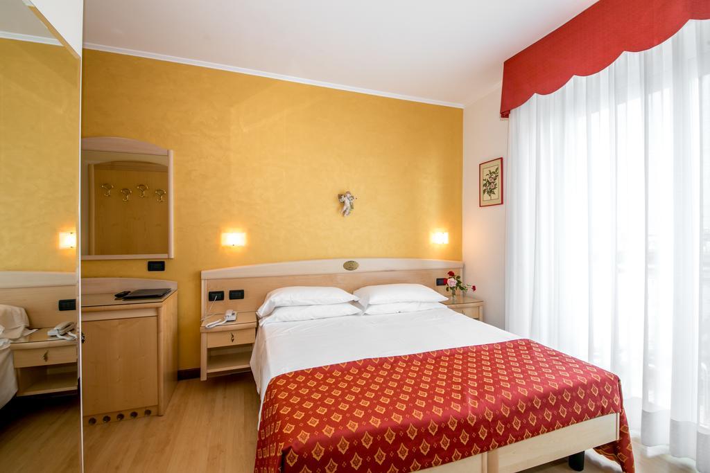 Hotel Helios Лидо ди Йезоло Екстериор снимка