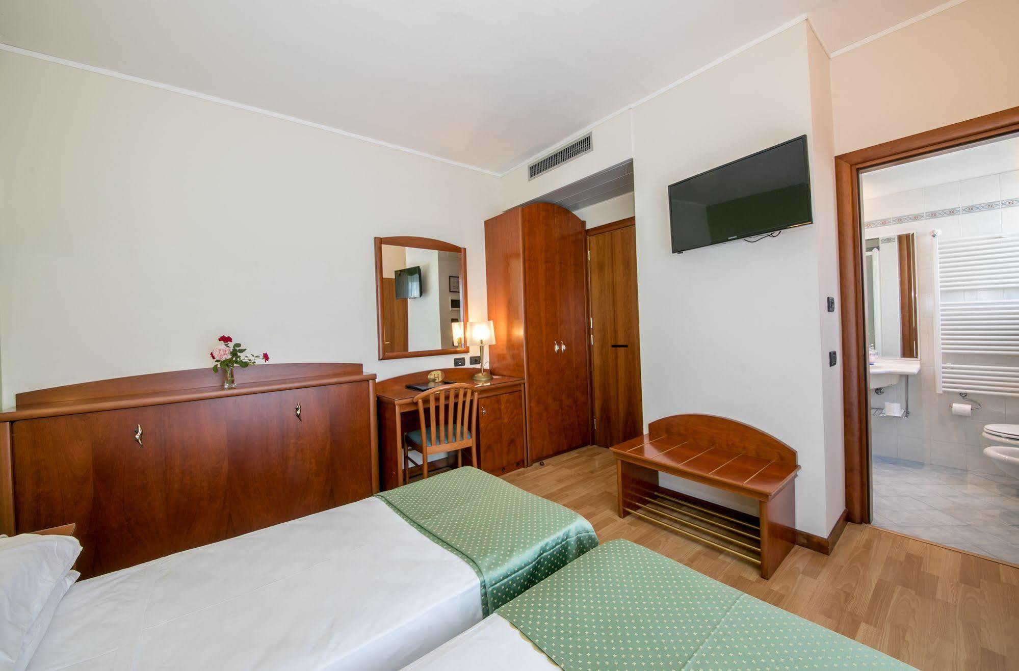 Hotel Helios Лидо ди Йезоло Екстериор снимка